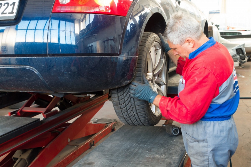 vente-TOUET DE L ESCARENE-min_auto_repair_repair_lift_auto_mechanic_work_clothes_master_professional_man_of_the_fold-685629