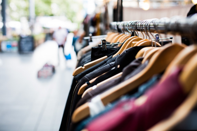 vente-TOUET DE L ESCARENE-min_blur_close_up_focus_hanger_jacket_market_people_rack-1176303